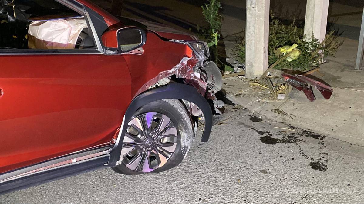 Amanece sin conductor camioneta que derribó poste en Saltillo
