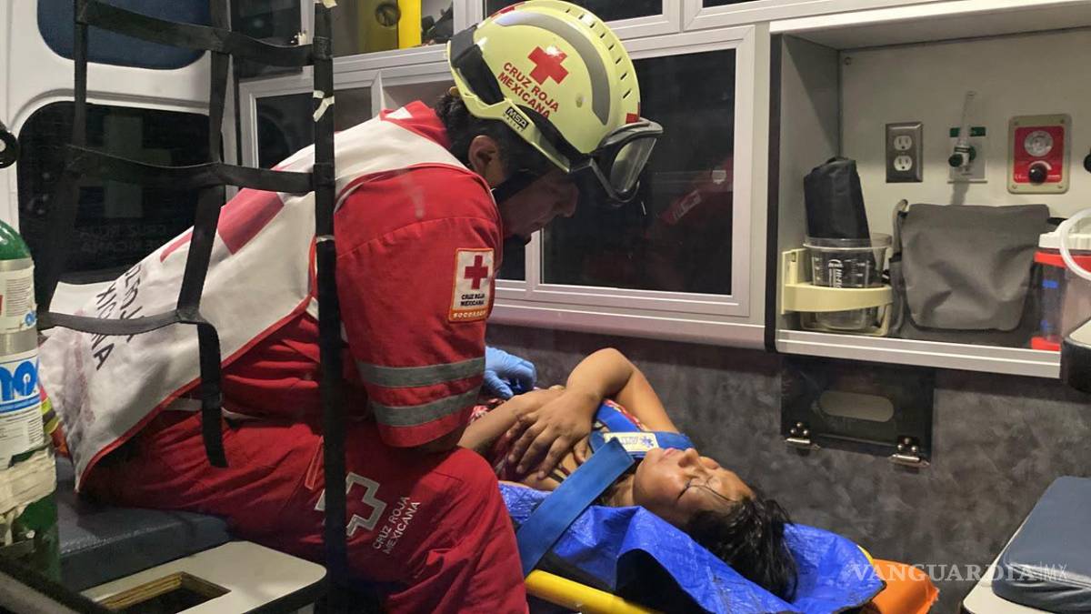 $!Elementos de emergencia atendieron a una mujer lesionada tras una presunta agresión durante una riña familiar.