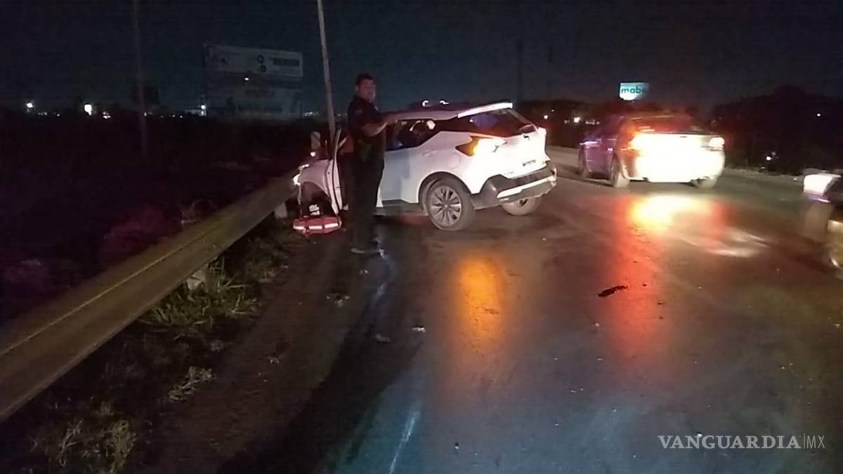 Choca y vuelca sobre autopista Monterrey-Saltillo