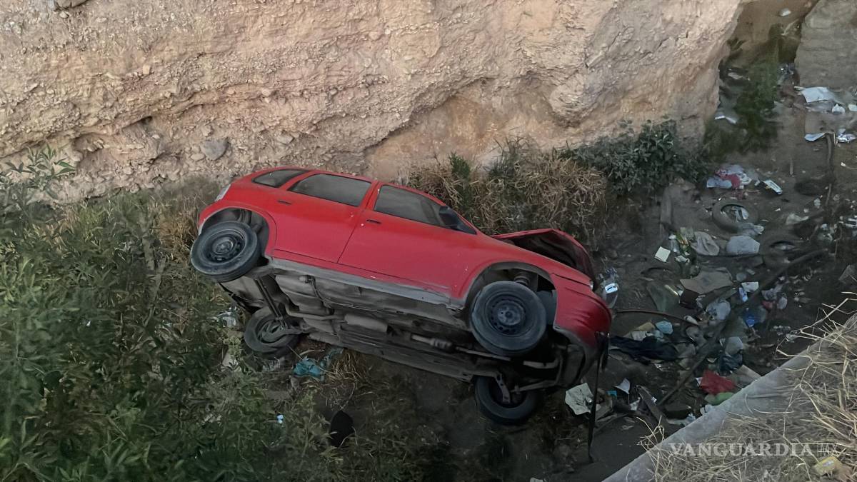 Carro arrastrado por camioneta en bulevar de Saltillo vuelca al zafarse y cae en arroyo
