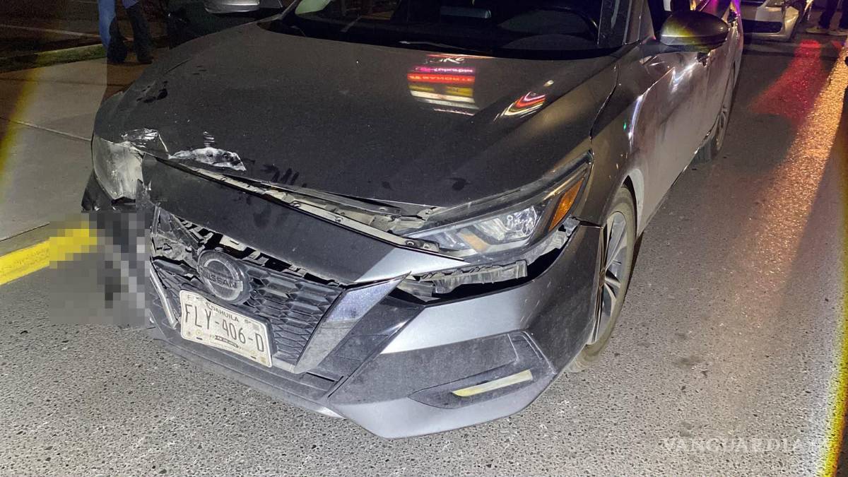 Ignora semáforo en rojo y provoca choque en la entrada a Plaza Patio en Saltillo