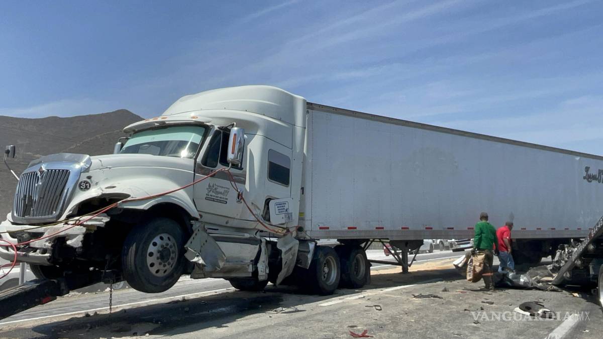 Familia se salva de milagro tras aparatoso accidente carretero
