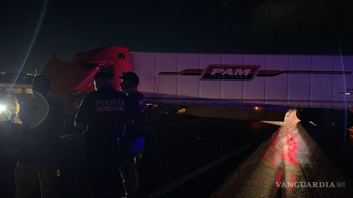 Tráiler accidentado provocó caos vial en la carretera 57 la noche del martes