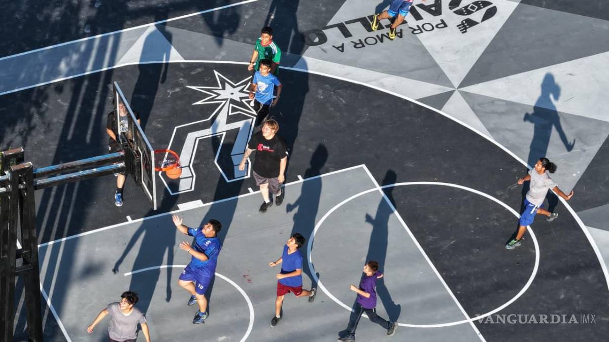 $!Las plazas rehabilitadas con el apoyo de Harrison Barnes se han convertido en espacios de convivencia y deporte para miles de familias saltillenses.