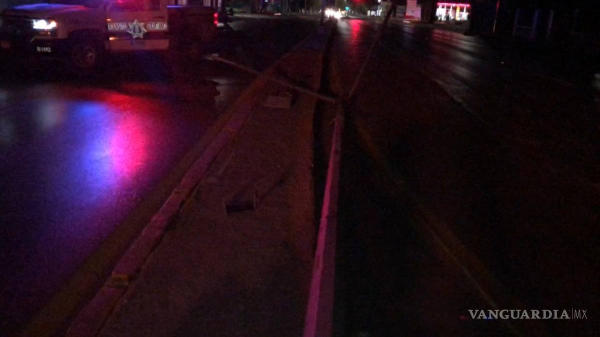 $!Derriban luminaría por ir a exceso de velocidad en Saltillo