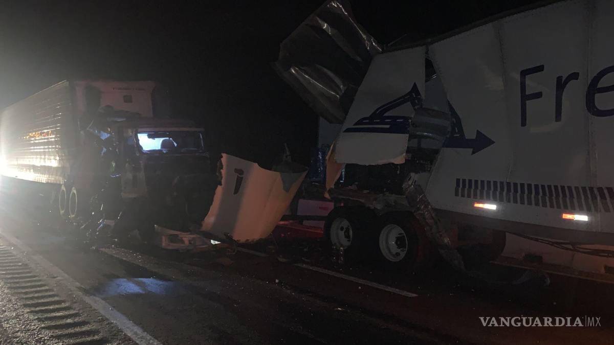 Choque por alcance entre tráileres complica circulación en Los Chorros