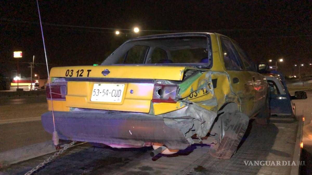 $!Chocan taxista y conductor en Saltillo, casi se agarran a golpes