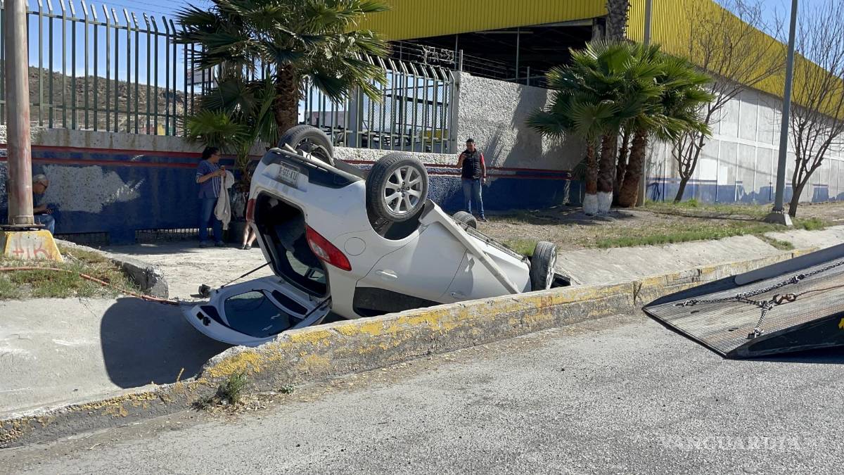 Se vuelca en la Monterrey-Saltillo, perdió el control por exceso de velocidad