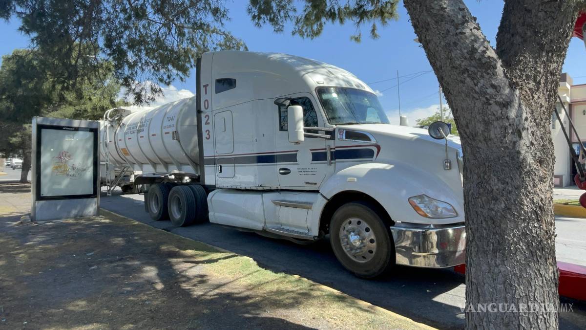 Aseguran tráiler con combustible ilegal, en Saltillo