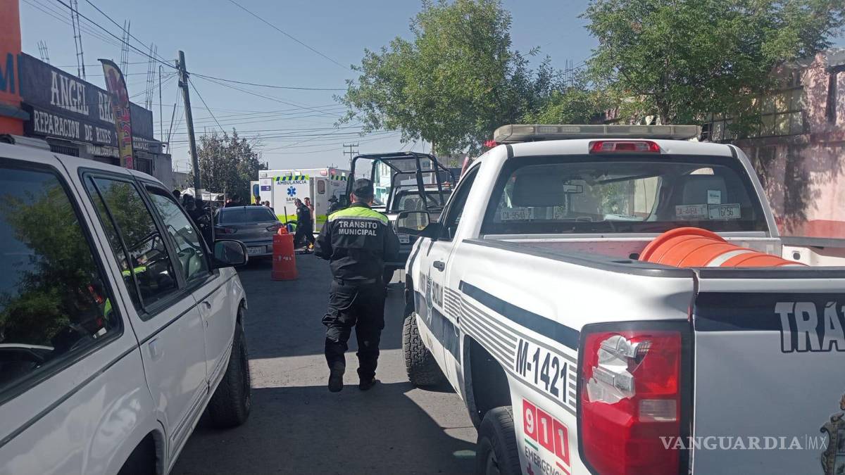 Empleado de vulcanizadora resulta herido al ser prensado por vehículo en Saltillo