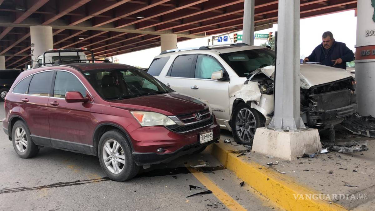 No respeta el semáforo y causa fuerte accidente en Saltillo