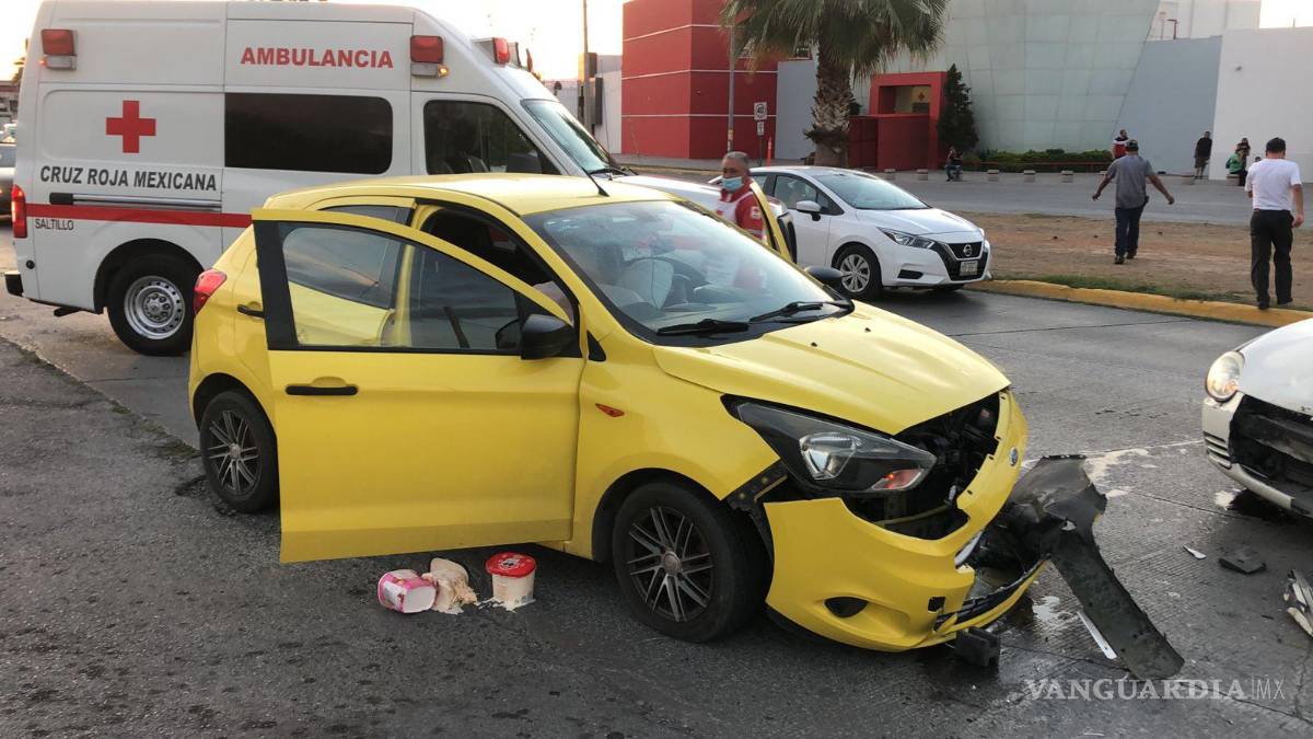 $!A pesar de que el conductor hizo el esfuerzo de evitar el golpe nada pudo hacer y ambos vehículos colisionaron.