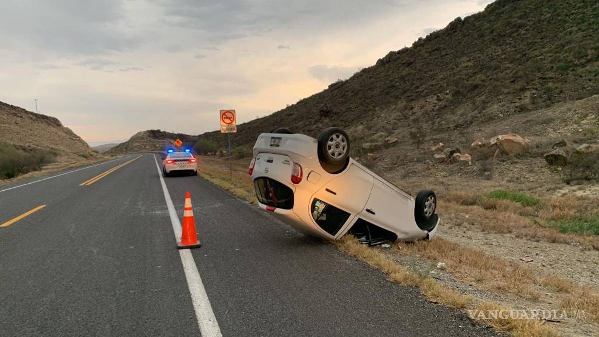 Dormita y vuelca en carretera a Monclova
