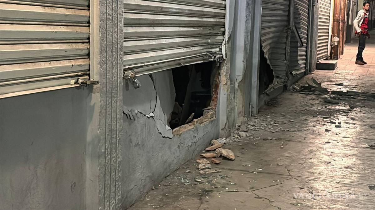 $!La camioneta Cadillac Escalade terminó dañando la fachada de tres negocios tras perder el control en el bulevar Francisco Coss.