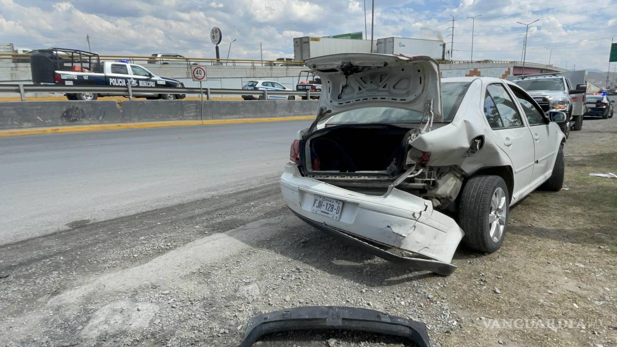 Caída de tinaco ocasiona accidente e incendio de auto, en Ramos Arizpe