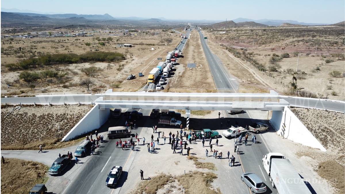 $!Caos por 6 horas en autopista de Coahuila; 200 campesinos bloquean vías para exigir cierre de basurero tóxico
