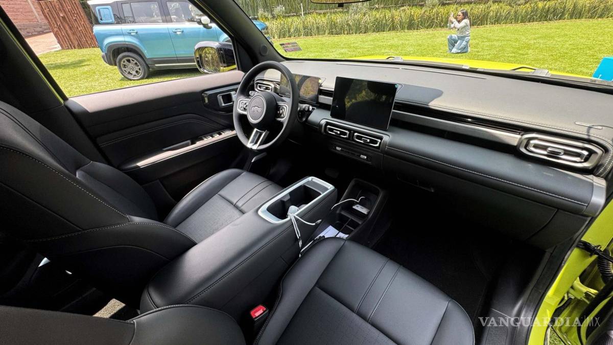 $!La cabina integra dos pantallas y controles intuitivos, destacando su minimalismo funcional.