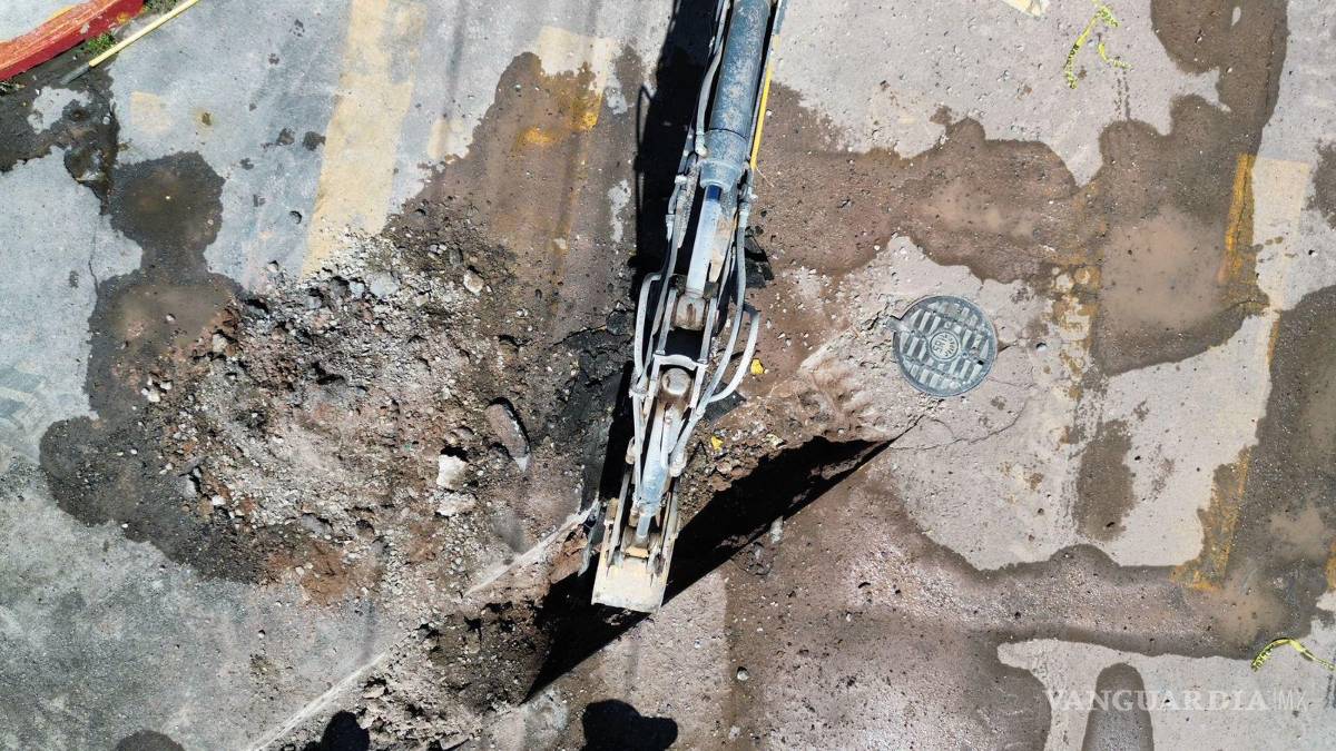 $!El personal de Aguas de Saltillo, presuntamente responsable del quiebre accidental de un ducto de gas natural, en el sitio del incidente.