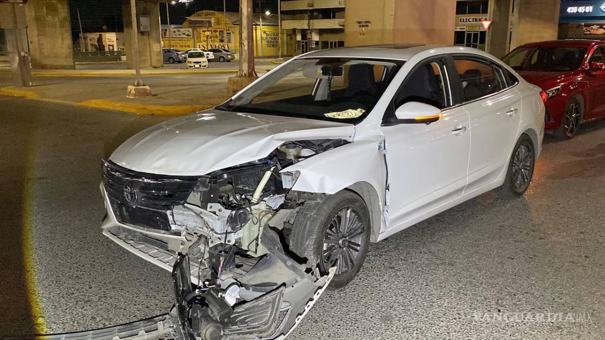 $!La presunta confusión de uno de los automovilistas al interpretar la señal del semáforo terminó por ocasionar un accidente que dejó cuantiosas pérdidas materiales durante la madrugada del miércoles.