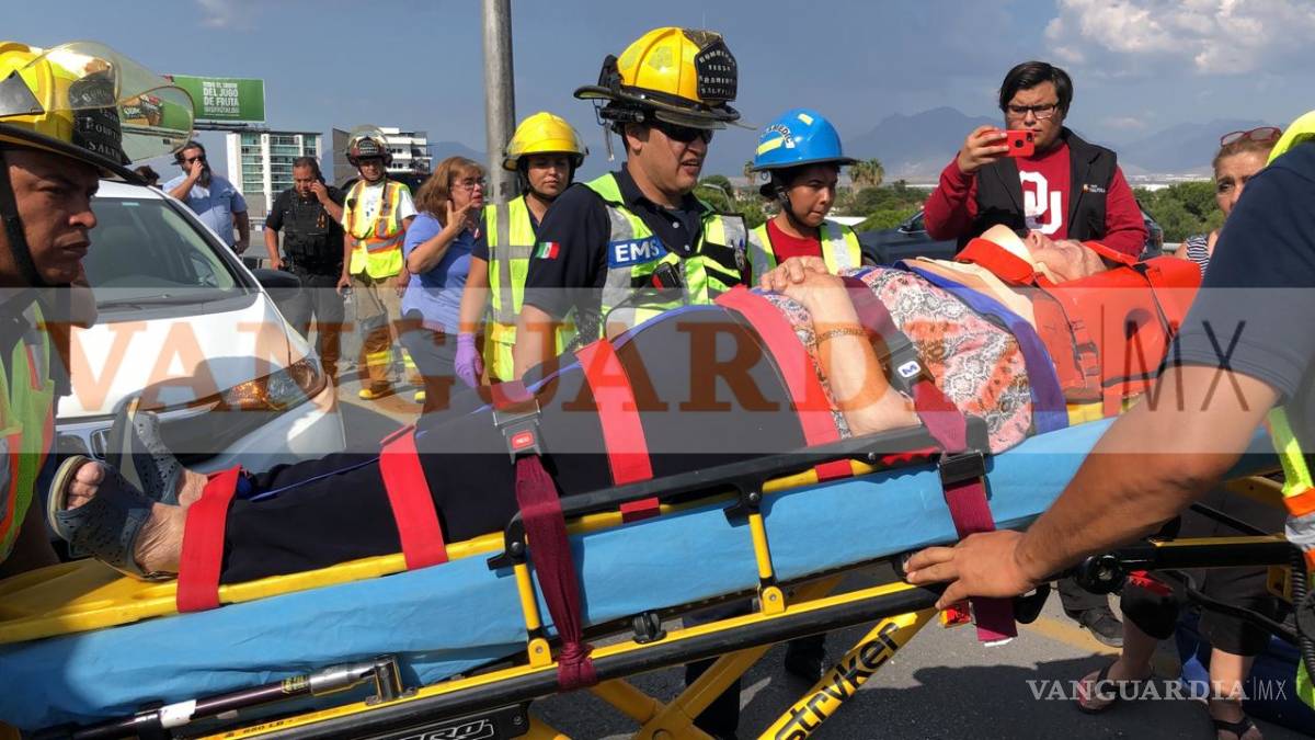 $!Choque múltiple en puente vehicular deja un herido y cuantiosos daños materiales en Saltillo