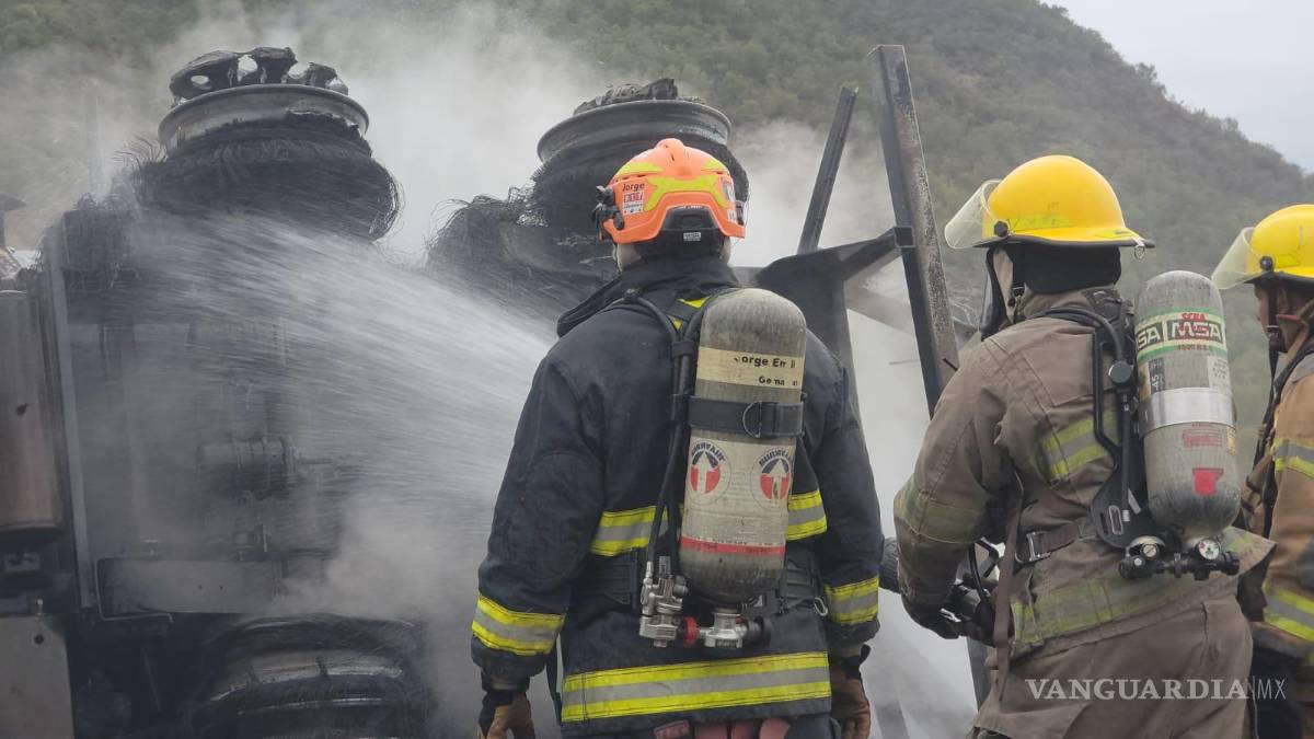 Pipa cargada de gasolina se vuelca e incendia en la Carretera Nacional de Nuevo León