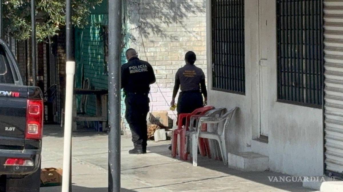 $!Elementos de la Policía Municipal resguardaron la vivienda donde fue localizado el cuerpo de un hombre en la colonia Los Ángeles.