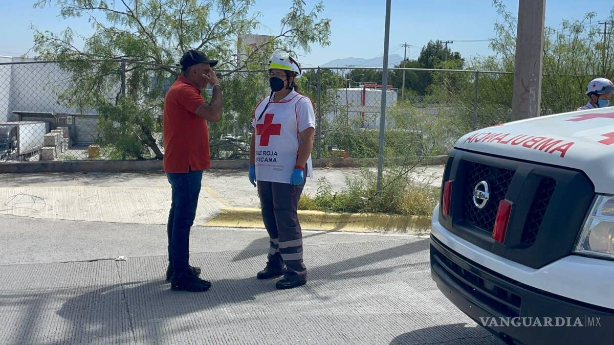 $!Paramédicos de la Cruz Roja valoraron a una de las personas involucradas, quien no requirió traslado a un hospital.