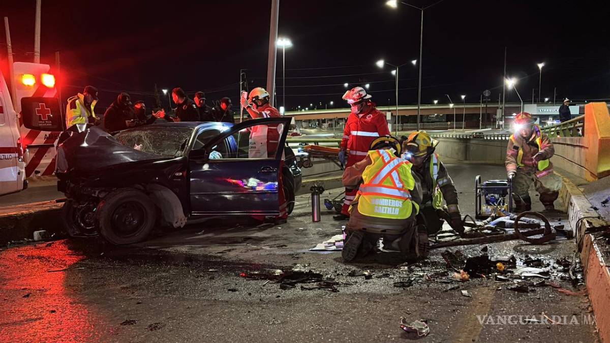 $!Paramédicos de Cruz Roja brindan atención inmediata a los sobrevivientes antes de su traslado al Hospital General.