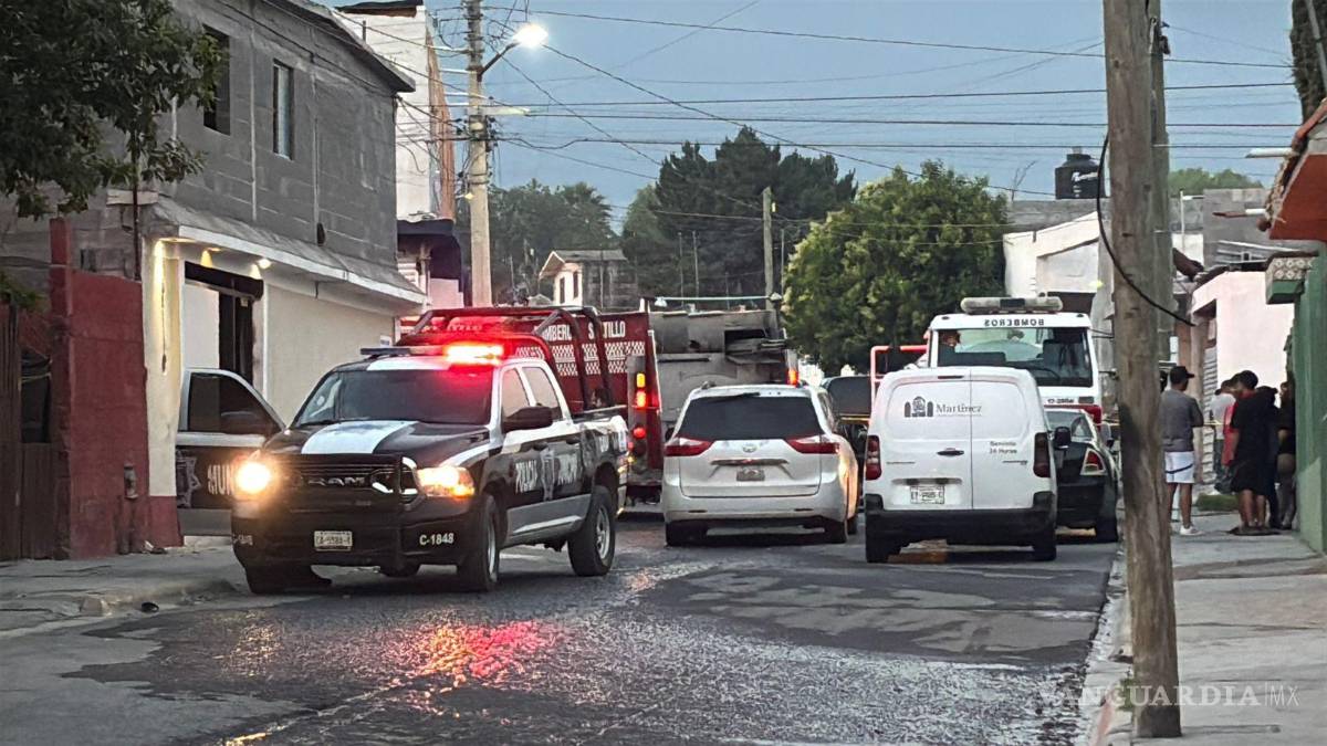 $!Paramédicos trasladaron a un menor y a un joven en estado grave a una clínica del IMSS.