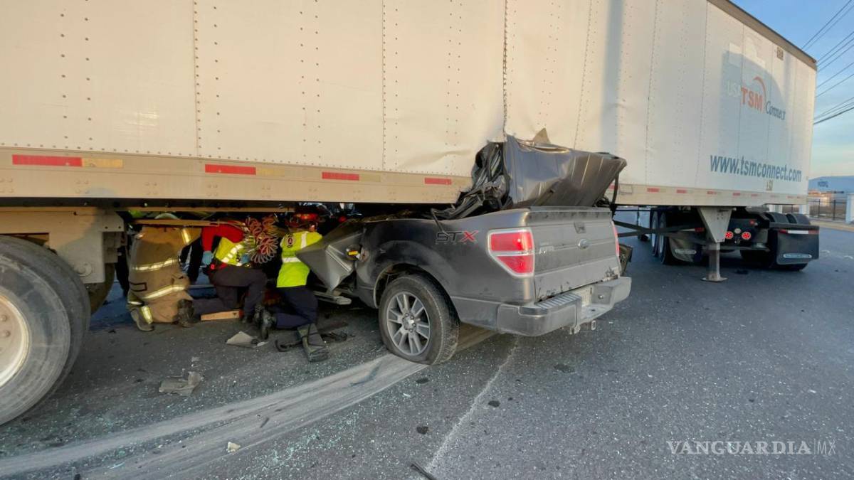 $!La camioneta Ford F-150 quedó casi por completo debajo de la caja del tráiler tras el impacto en el libramiento Óscar Flores Tapia, lo que obligó a un rescate especializado por parte de Bomberos y cuerpos de emergencia de Ramos Arizpe.