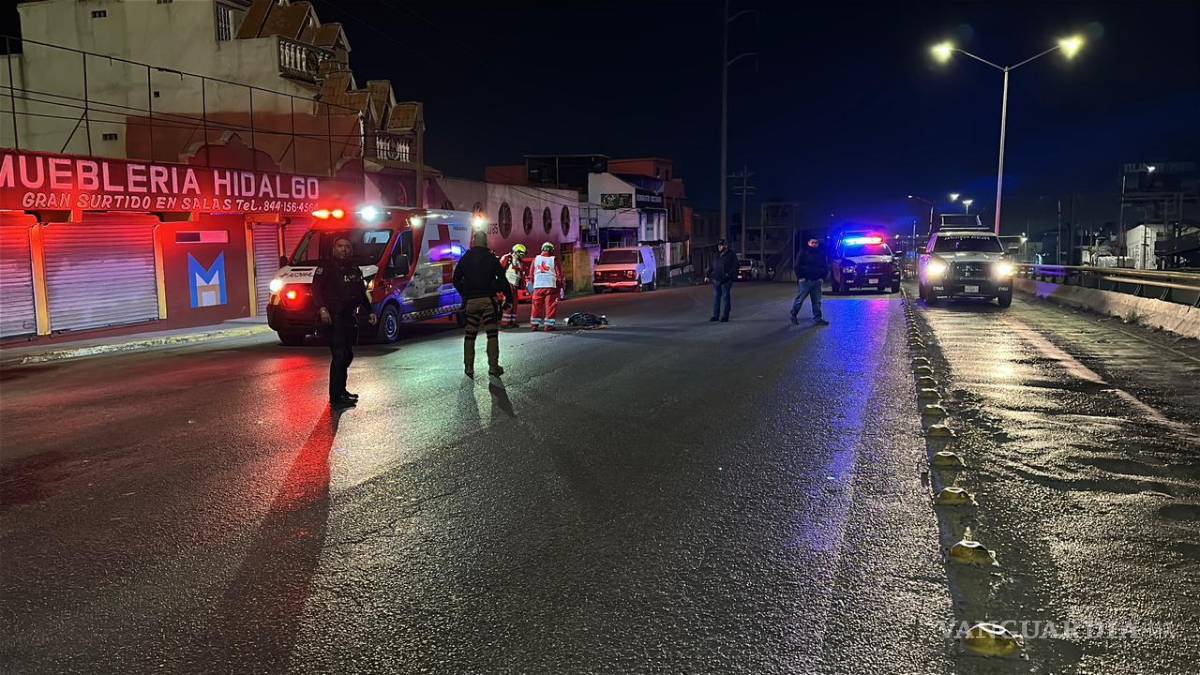 $!La circulación en la zona fue desviada por Tránsito Municipal mientras se realizaban las diligencias para dar con el conductor responsable.