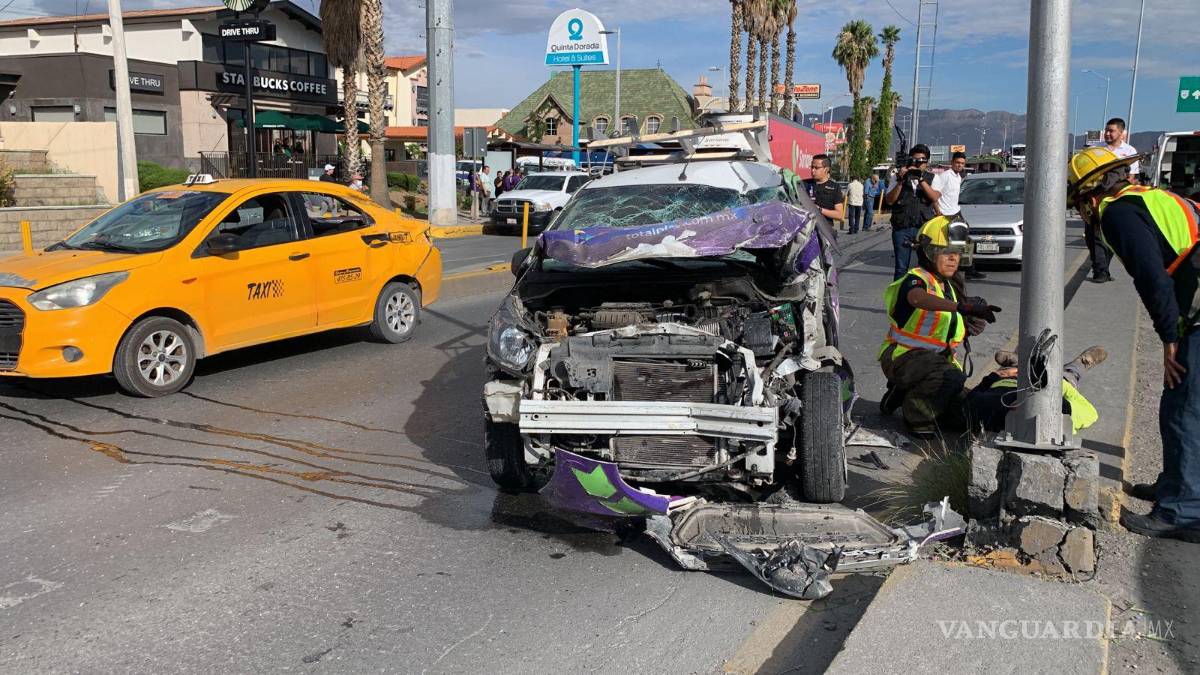 $!De los vehículos afectados por el percance, el automóvil de la compañía fue el más afectado.