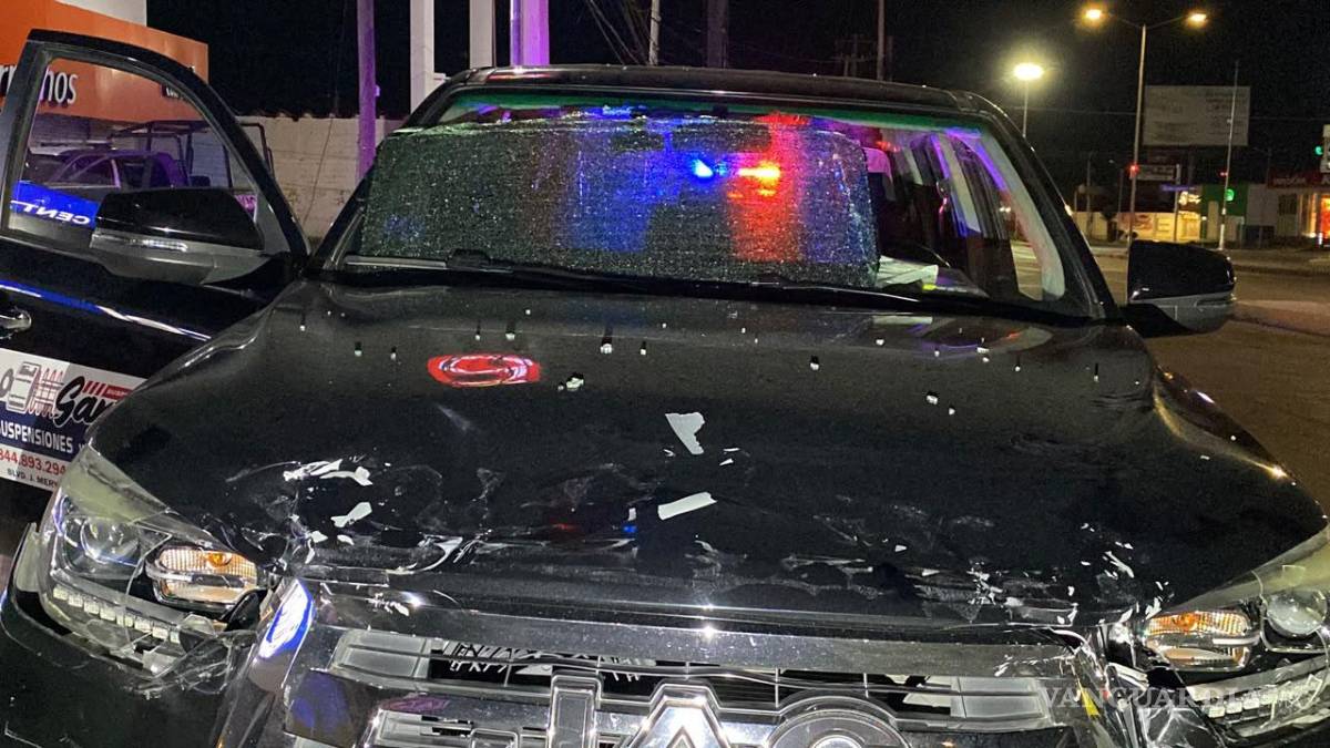 $!El choque por alcance se registró durante la madrugada en la intersección del bulevar Antonio Cárdenas y el periférico Luis Echeverría Álvarez, donde ambas unidades resultaron con daños materiales de consideración.