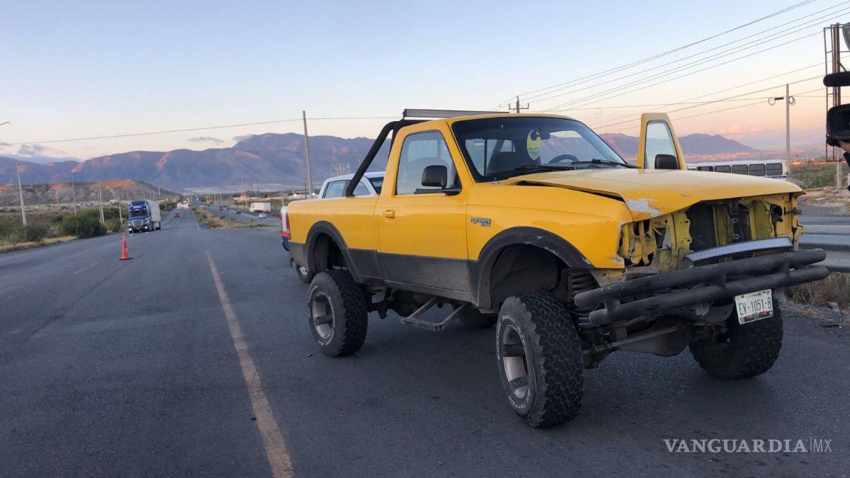 Ramos Arizpe: choca contra transporte de personal y queda prensado; conductor es llevado a hospital