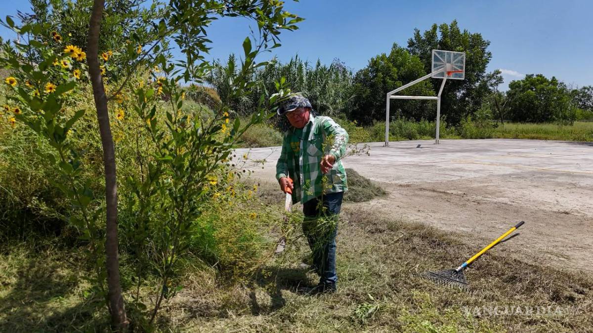 $!Las acciones incluyeron el retiro de maleza, ramas, hojas y residuos en vialidades, áreas verdes y espacios públicos.