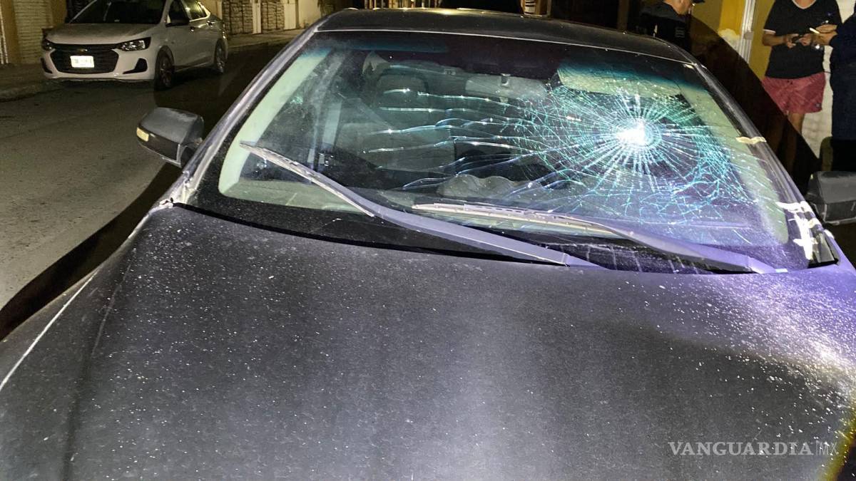 $!El vehículo sufrió daños en el parabrisas luego de que la presunta responsable arrojara piedras contra la unidad.