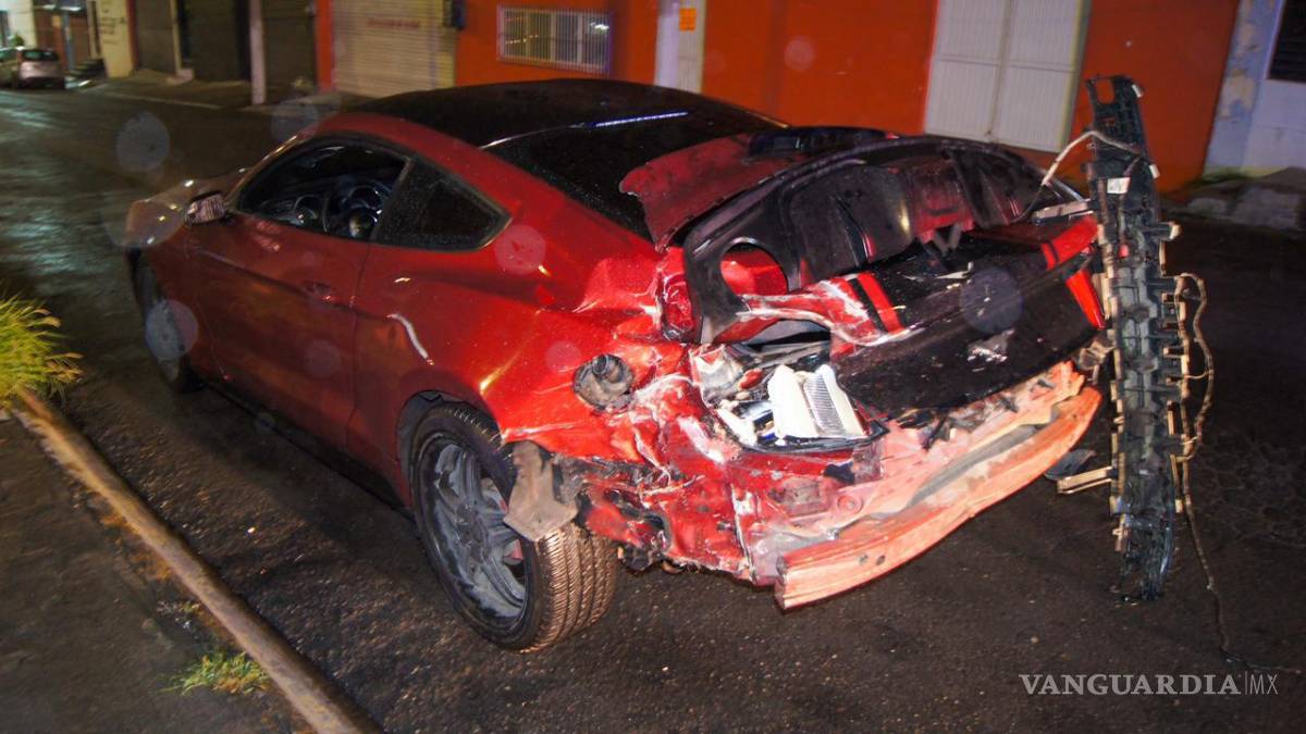 $!El Mustang quedó con afectaciones severas en la parte trasera.