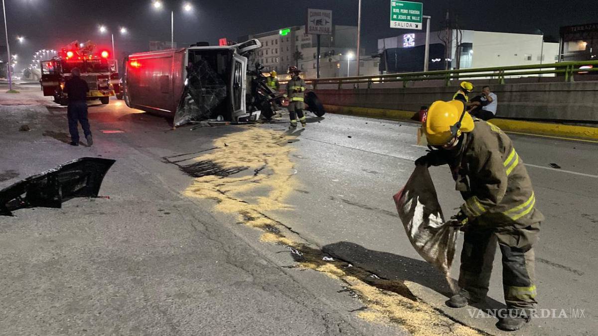 $!Personal de Bomberos aplicó aserrín sobre la carpeta asfáltica debido al derrame de líquidos provenientes de la unidad siniestrada, con el objetivo de reducir el riesgo de derrapes en la zona del puente vehicular.