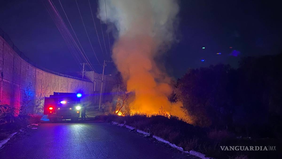 $!La rápida acción de los Bomberos evitó que las llamas alcanzaran las viviendas.