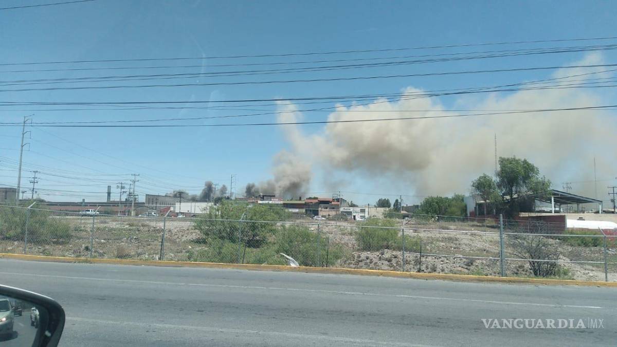 $!El accidente se registró a las 12:30 del mediodía, cuando automovilistas que circulaban por el bulevar Isidro López Zertuche avistaron la humareda y dieron aviso a los bomberos.