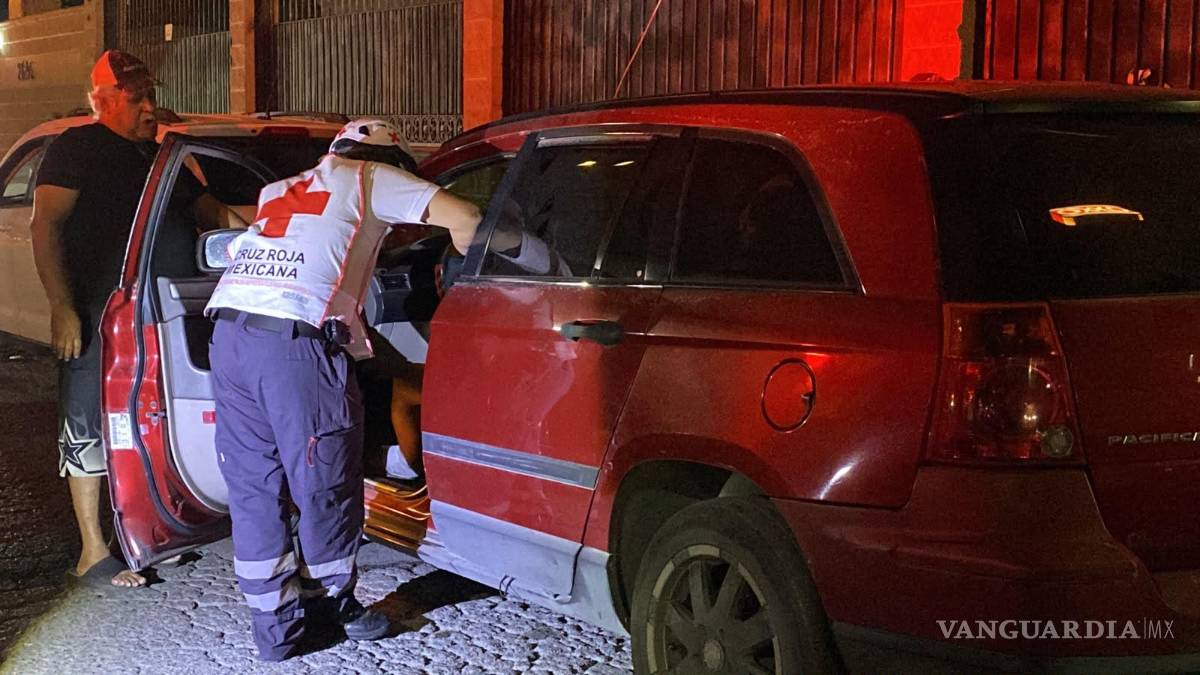 $!Paramédicos de la Cruz Roja brindaron atención tras el percance a los ocupantes de la Chrysler Pacifica.