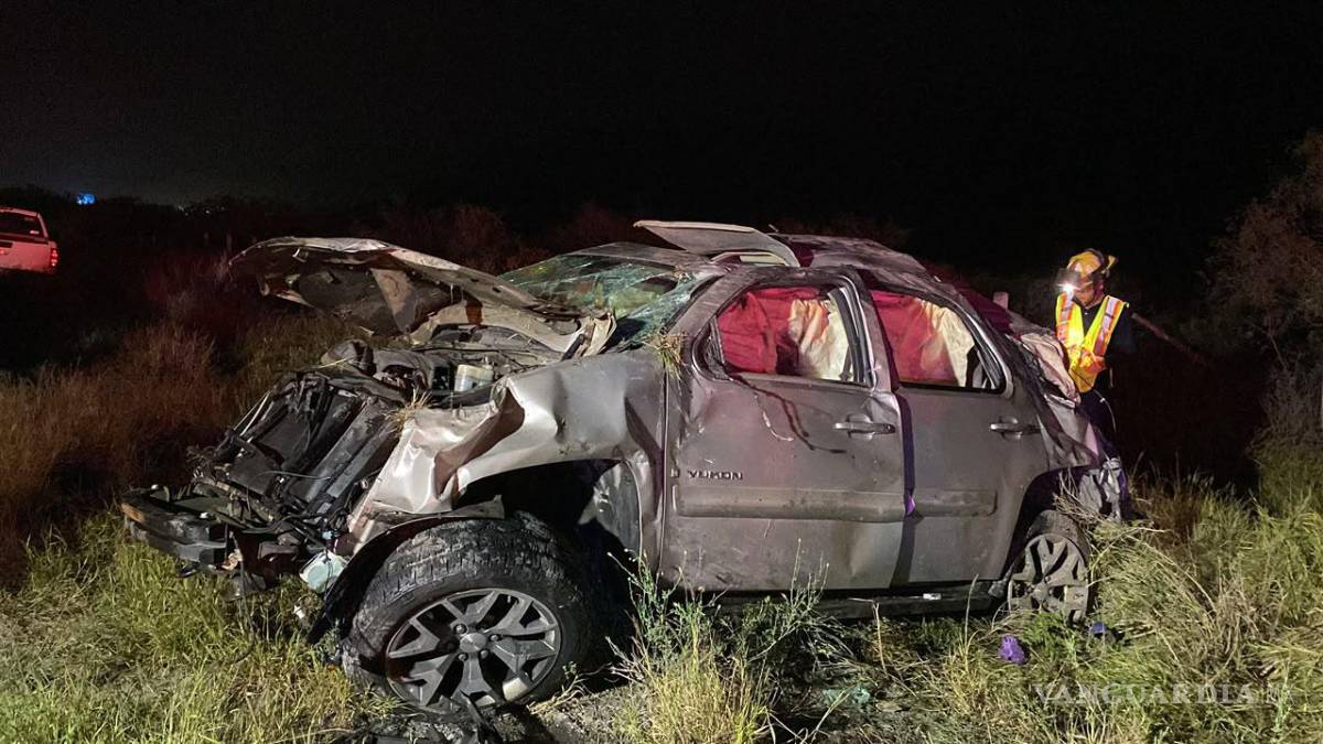 $!Personal de la Guardia Nacional abanderó el tramo carretero para prevenir otro accidente, debido a la escasa iluminación de la zona.