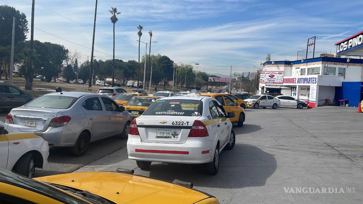 Taxistas protestan en gasolinera de Saltillo; denuncian presunto combustible adulterado