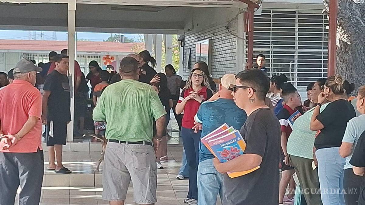 $!Familias se concentraron en el plantel para exigir información sobre las reparaciones y una fecha para el regreso de los estudiantes.