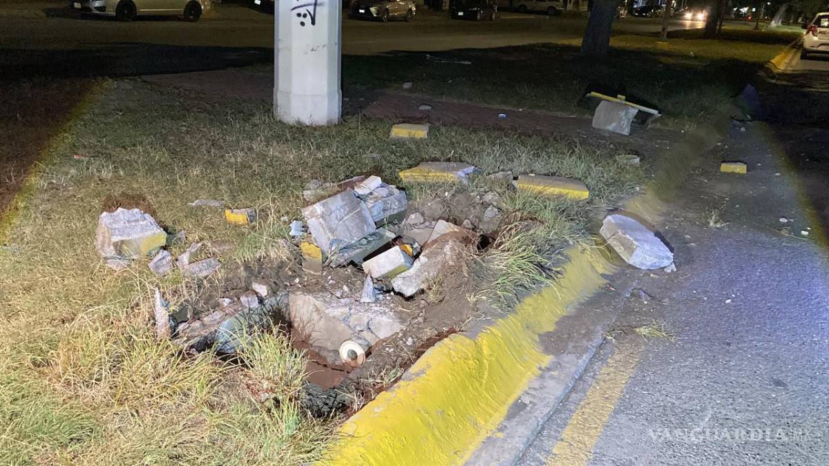 $!El impacto destruyó un registro instalado en el camellón central antes de que el automóvil volcara.