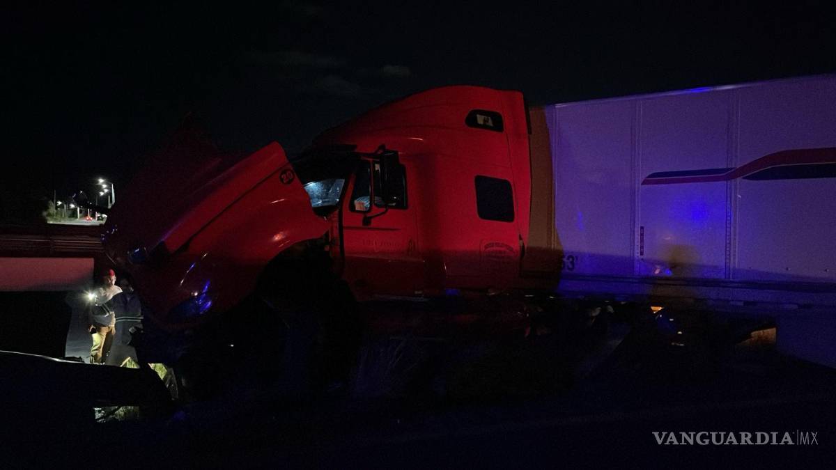 Tráiler accidentado provocó caos vial en la carretera 57 la noche del martes
