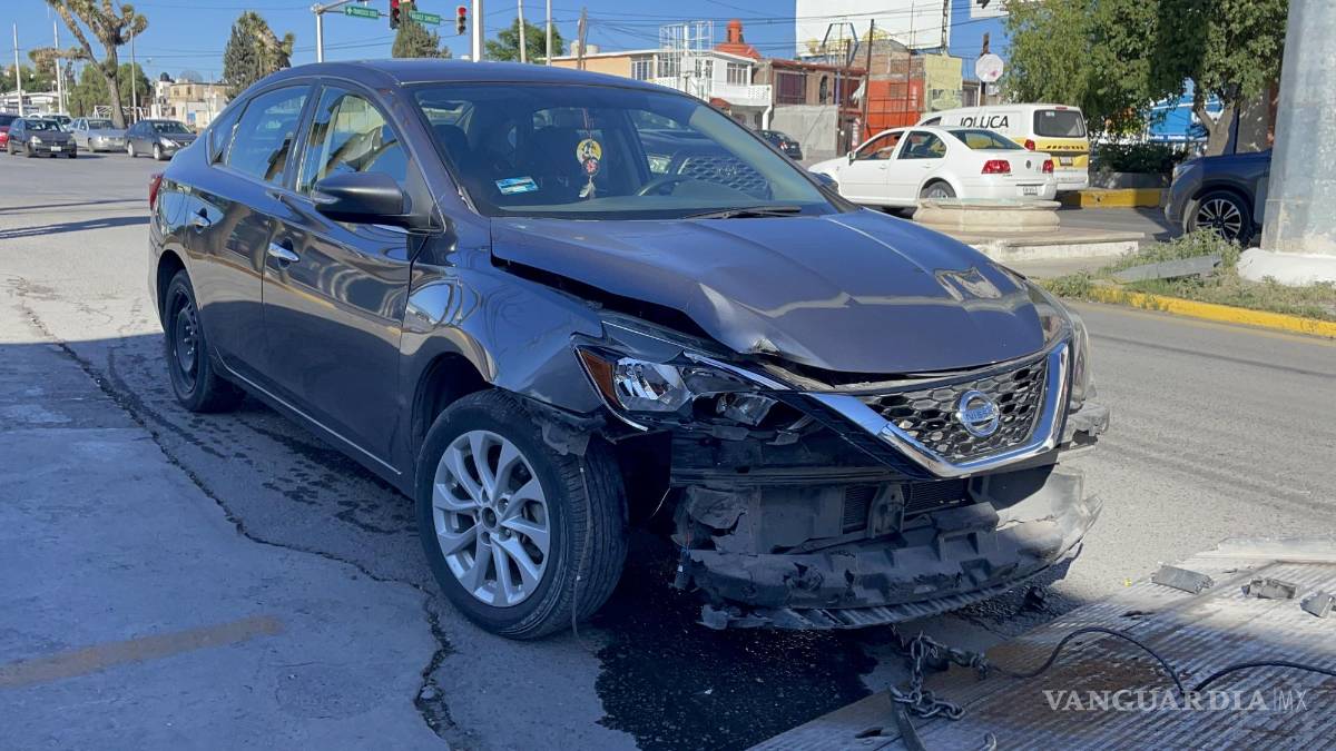 Saltillo: Lo encandila el Sol y se impacta contra base de semáforo