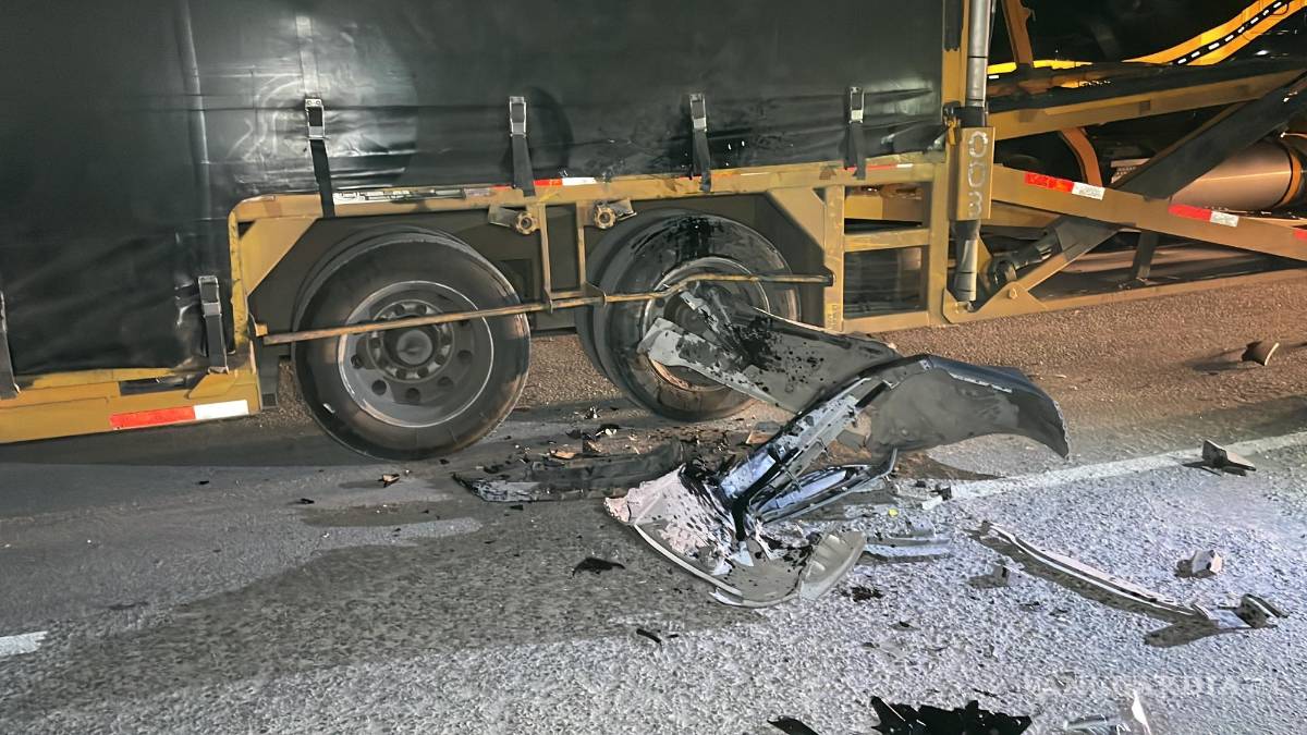 Regiomontanos chocan contra vehículo nodriza, tras casi volcar en la carretera a Monterrey