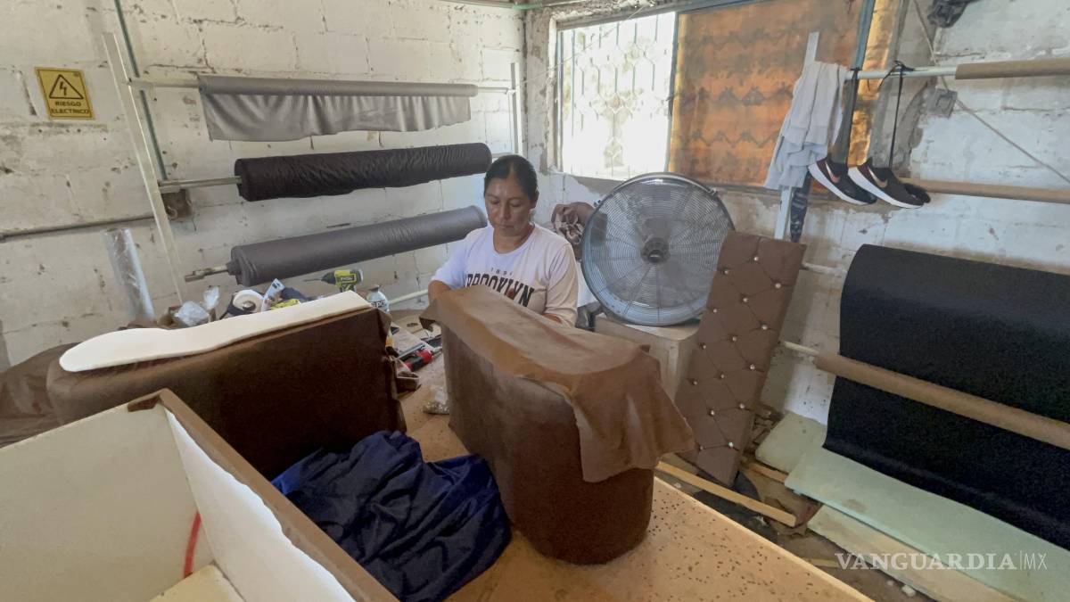 $!Ana Luisa Tovar inició como carpintera debido a la falta de trabajo y se ha convertido en una buena tapicera.