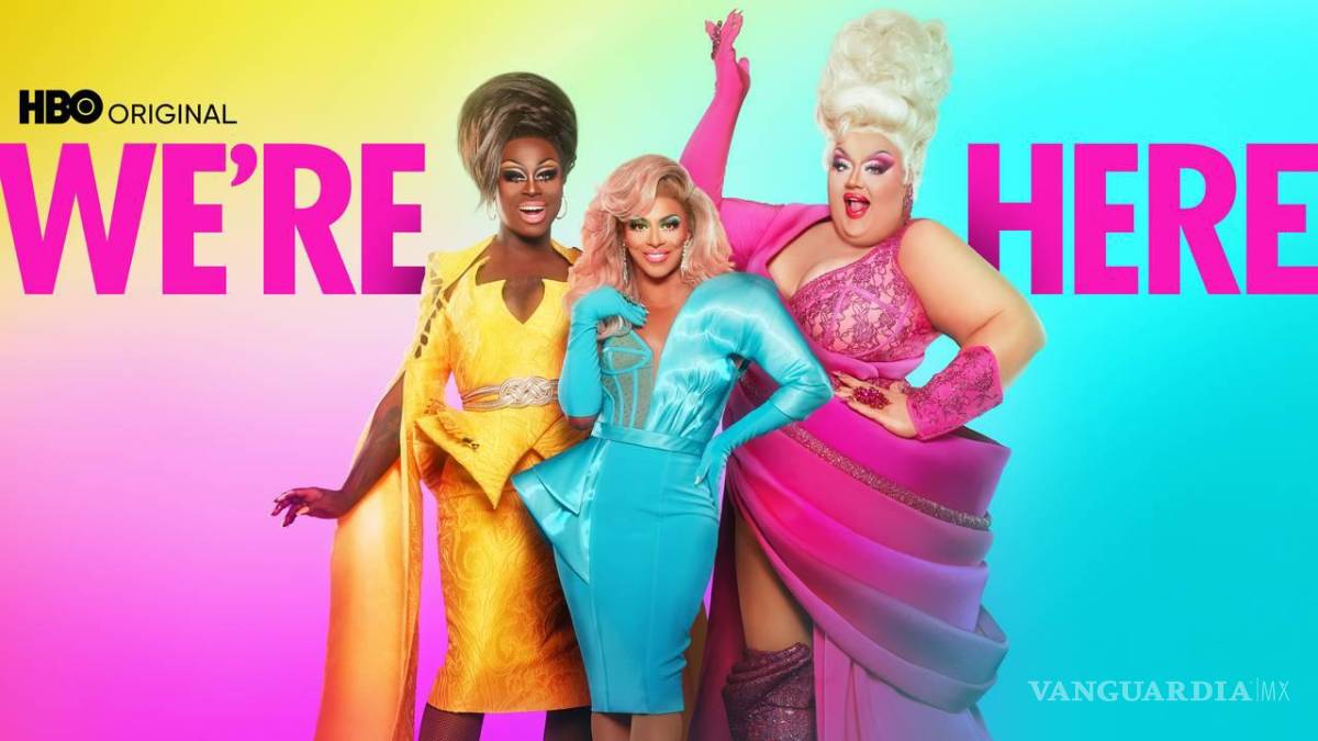 $!‘We’re Here’ narra las aventuras de tres draga, Bob the Drag Queen, Eureka O’Hara y Shangela Laquifa Wadley, quienes inspiran y enseñan a sus propias “hijas” a salir de su zona de confort para disfrutar de una noche drag por todo lo alto.